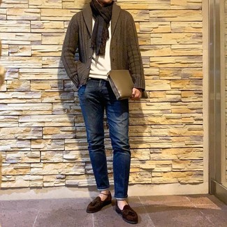 Какие джинсы носить с темно-бирюзовым кардиганом мужчине