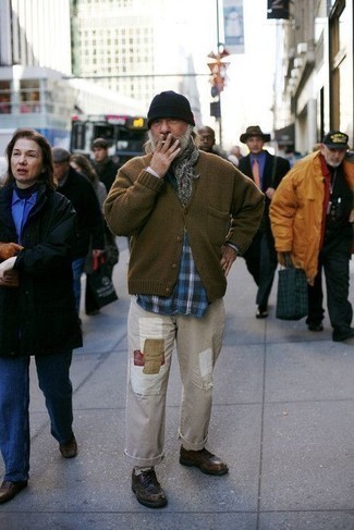 Какие джинсы носить с темно-бирюзовым кардиганом мужчине