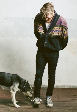 Какие джинсы носить с темно-бирюзовым кардиганом мужчине