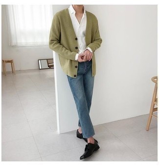 Какие джинсы носить с темно-бирюзовым кардиганом мужчине