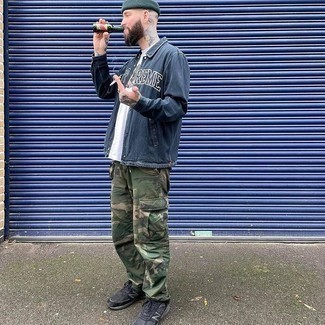 Какие кроссовки носить с темно-бирюзовыми брюками карго