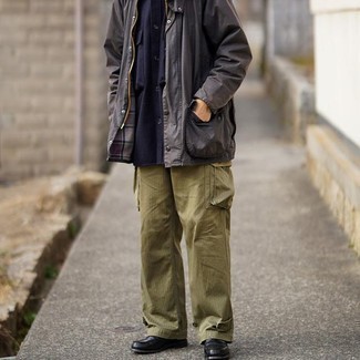 С чем носить темно-бирюзовые брюки карго