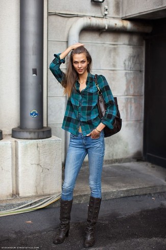 С чем носить темно-бирюзовую классическую рубашку в клетку женщине