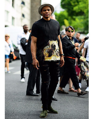 С чем носить темно-бирюзовые ботинки челси мужчине