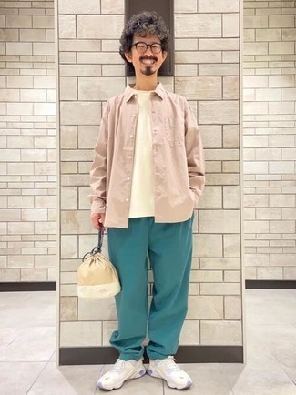 Какие кроссовки носить с темно-бирюзовыми брюками чинос