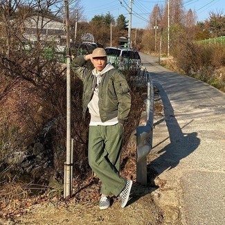 Какие бомберы носить с темно-бирюзовыми брюками чинос