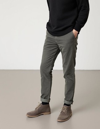 Какие ботинки дезерты носить с темно-бирюзовыми брюками чинос