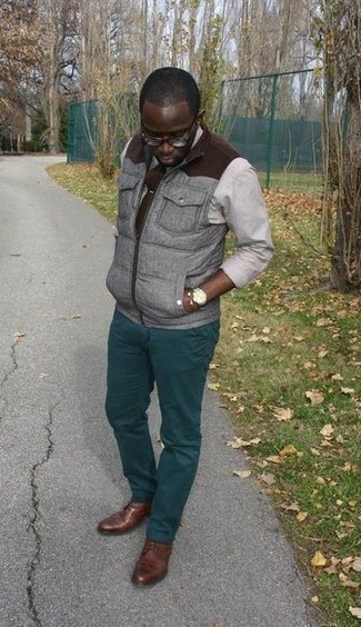 Какие куртки без рукавов носить с темно-бирюзовыми брюками чинос