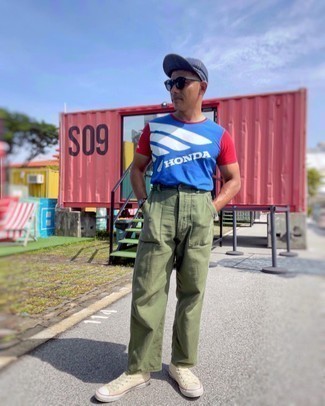 Какие высокие кеды носить с темно-бирюзовыми брюками чинос