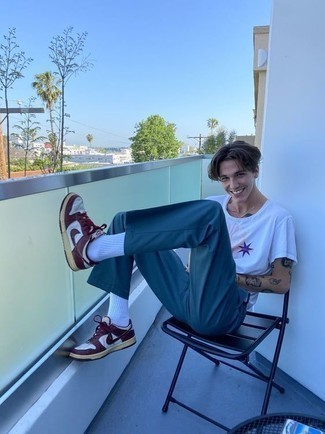 С чем носить темно-бирюзовые брюки чинос