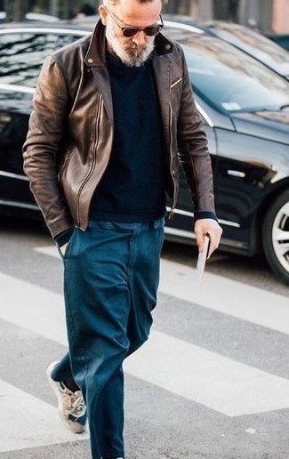 С чем носить темно-бирюзовые брюки чинос