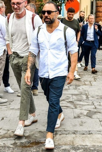 С чем носить темно-бирюзовые брюки чинос