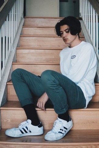 С чем носить темно-бирюзовые брюки чинос