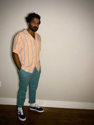 С чем носить темно-бирюзовые брюки чинос