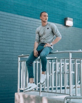 С чем носить темно-бирюзовые брюки чинос