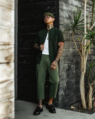 Какие майки носить с темно-бирюзовыми брюками чинос