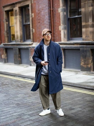 Какие плащи носить с темно-бирюзовыми брюками чинос