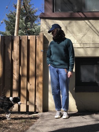 Как носить темно-бирюзовый свитер с круглым вырезом с синими джинсами мужчине