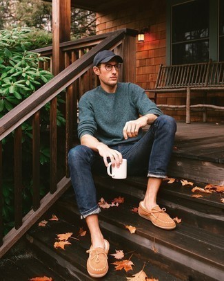 Какие джинсы носить с темно-бирюзовым свитером с круглым вырезом мужчине