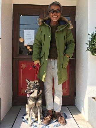 Какие парки носить с темно-бирюзовым свитером с круглым вырезом мужчине