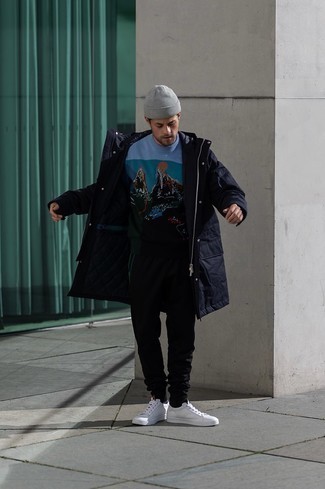 Какие парки носить с темно-бирюзовым свитером с круглым вырезом мужчине