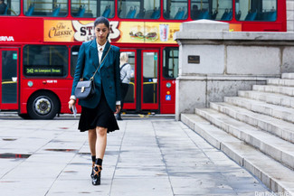 С чем носить темно-бирюзовый двубортный пиджак женщине