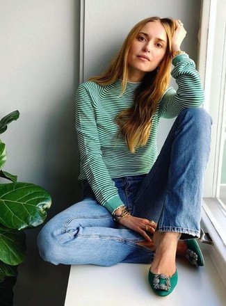 С чем носить темно-бирюзовые замшевые туфли с украшением