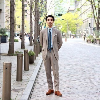 С чем носить темно-бирюзовый галстук с цветочным принтом мужчине