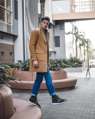 Какие джинсы носить с темно-бирюзовыми высокими кедами мужчине