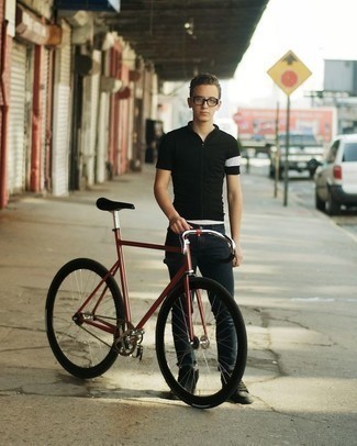 Какие джинсы носить с темно-бирюзовыми высокими кедами мужчине