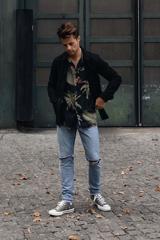 Какие джинсы носить с темно-бирюзовыми высокими кедами мужчине