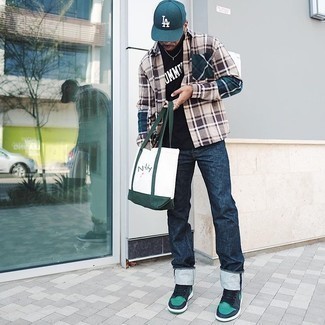 Какие джинсы носить с темно-бирюзовыми высокими кедами мужчине