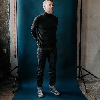 С чем носить темно-бирюзовые высокие кеды мужчине