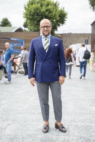 С чем носить темно-бирюзовый галстук в горизонтальную полоску мужчине