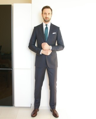 С чем носить темно-бирюзовый галстук в горизонтальную полоску мужчине