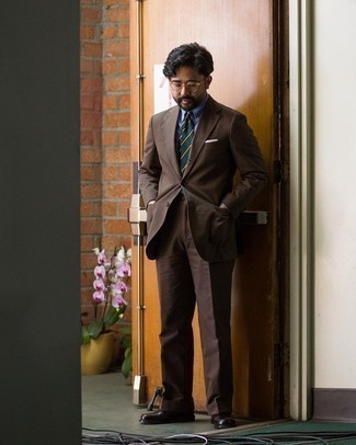 С чем носить темно-бирюзовый галстук в горизонтальную полоску мужчине