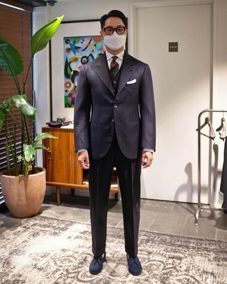 С чем носить темно-бирюзовый галстук в горизонтальную полоску мужчине