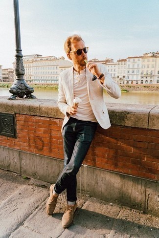 Какие пиджаки носить с темно-бирюзовыми джинсами мужчине