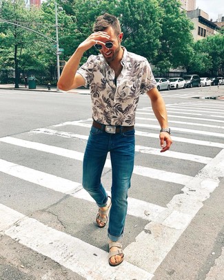 Как носить темно-бирюзовые джинсы с серыми замшевыми сандалиями мужчине