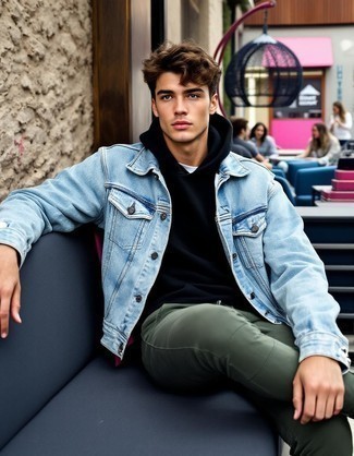 Какой худи носить с темно-бирюзовыми джинсами мужчине