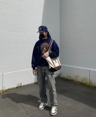 Какой худи носить с темно-бирюзовыми джинсами мужчине