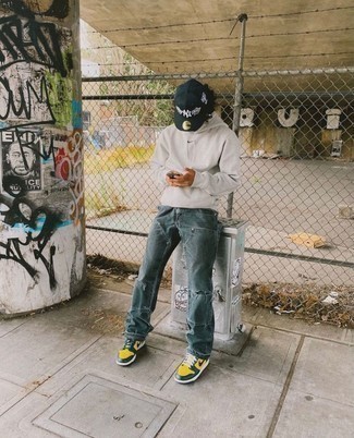 Какие низкие кеды носить с темно-бирюзовыми джинсами мужчине