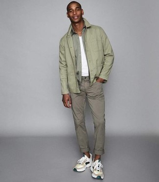 Какие куртки-рубашки носить с темно-бирюзовыми джинсами мужчине