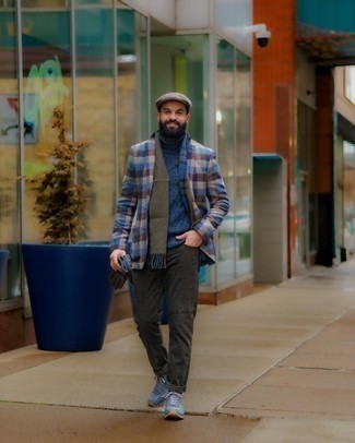 Какие водолазки носить с темно-бирюзовыми джинсами мужчине