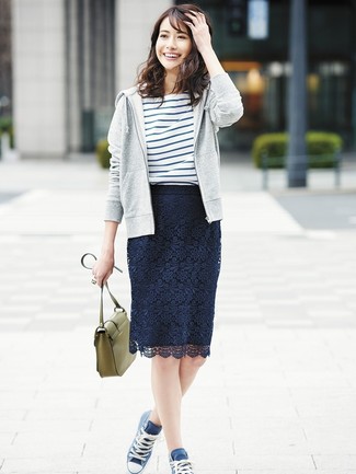 С чем носить темно-бирюзовую кожаную сумку женщине