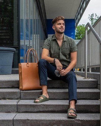 С чем носить темно-бирюзовые кожаные сандалии мужчине