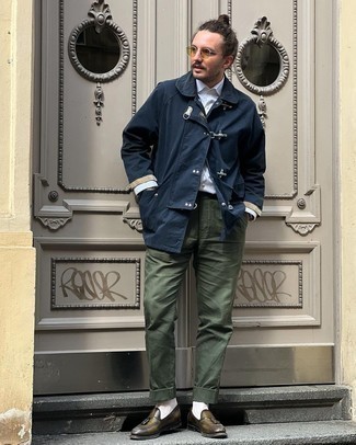 Какие брюки чинос носить с темно-бирюзовыми лоферами