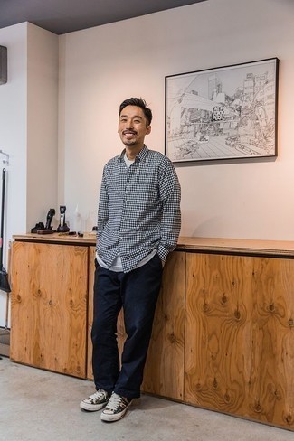 С чем носить темно-бирюзовые низкие кеды мужчине