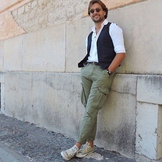 С чем носить темно-бирюзовые низкие кеды мужчине