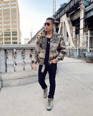 С чем носить темно-бирюзовые низкие кеды мужчине